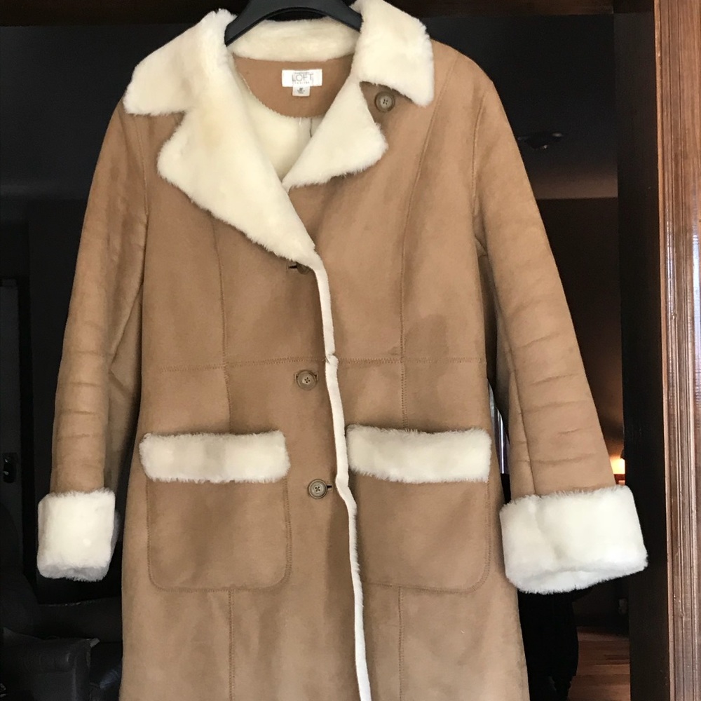 Shade coat, fully lined. Three quarter length.